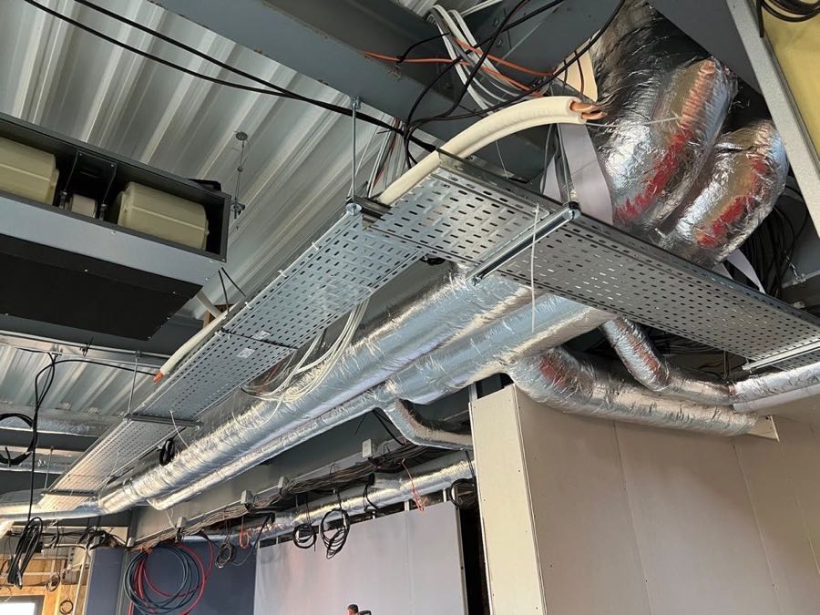 Gaines circulaires calorifugées sous chemins de câbles en plafond technique