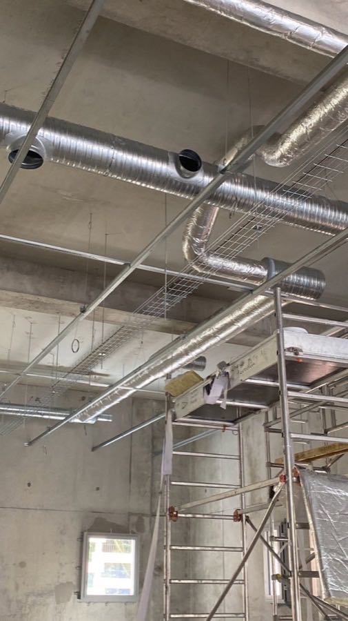 Gaines circulaires calorifugées sous dalle béton, chantier en cours