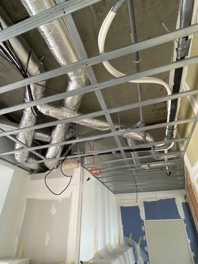 Réseau de gaines calorifugées en faux plafond sur chantier tertiaire